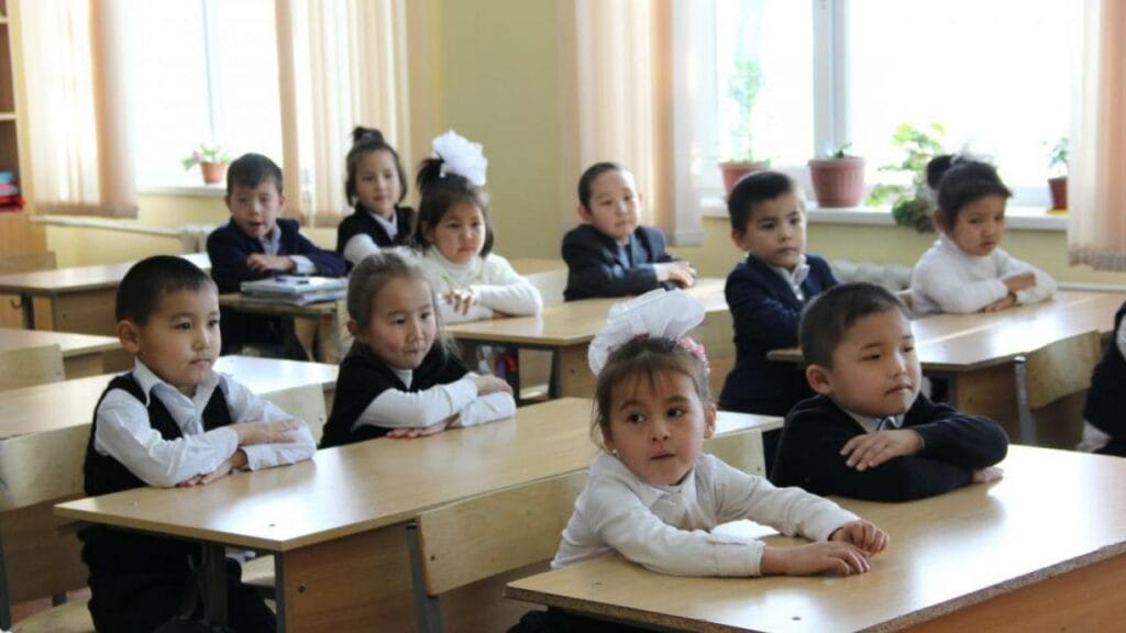 Казахстанским школьникам разрешили свободную форму одежды