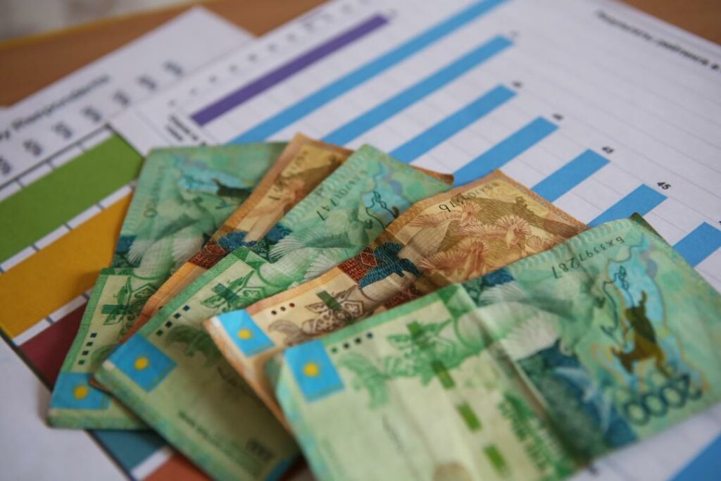 В Казахстане назвали размер среднемесячной зарплаты за февраль