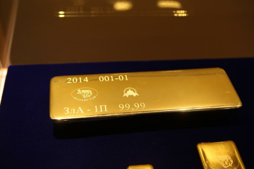 Более 2300 золотых слитков приобрели жители страны в феврале
