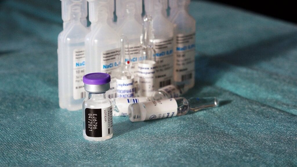 Pfizer начала испытания вакцины от COVID-19 на детях