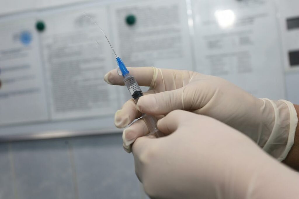 Казахстан находится в числе отстающих по объемам вакцинации стран