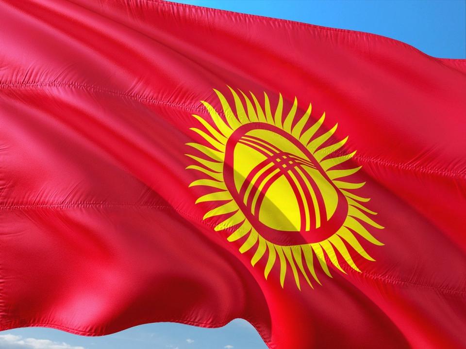 Парламент Кыргызстана отстранил от должности главу Верховного суда