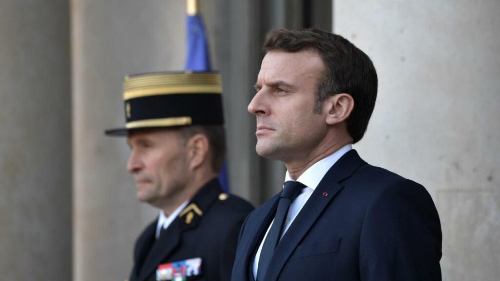 Франция введет локдаун до середины мая