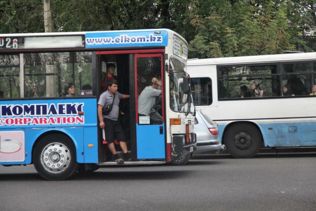В марте в Казахстане наблюдался дефицит водителей автобусов и медперсонала