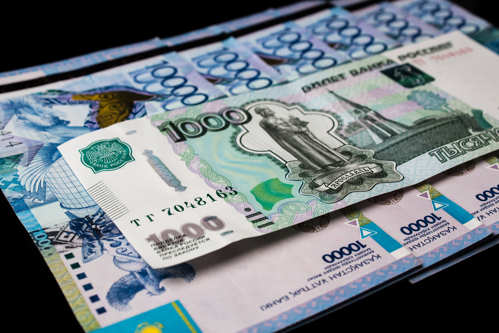 В Нацбанке объяснили ослабление тенге падением рубля