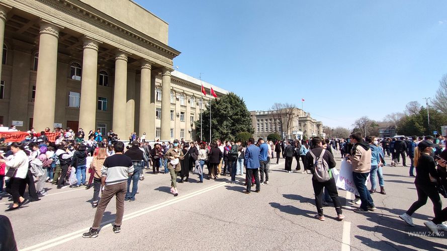 Митинги проходят в Кыргызстане после похищения и убийства девушки
