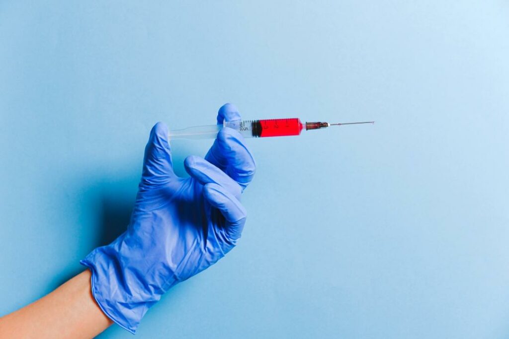 Жители Нур-Султана смогут получить прививку в ТРЦ с 12 апреля