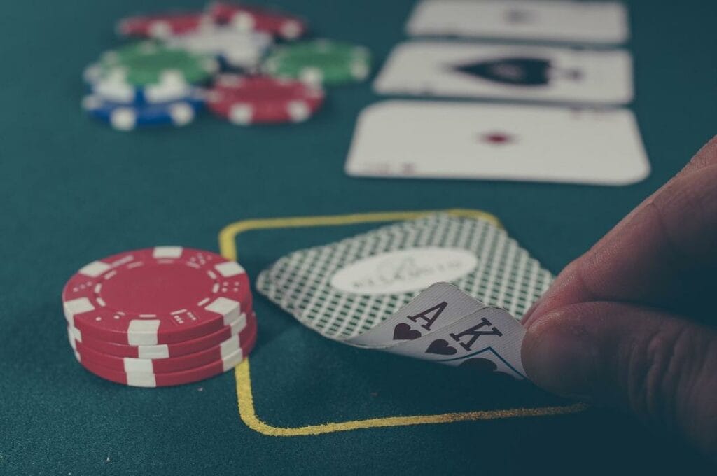 В подпольном покерном клубе Караганды изъяли крупную сумму денег
