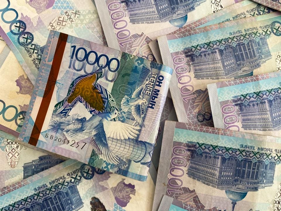Сколько денег удалось накопить казахстанцам на депозитах