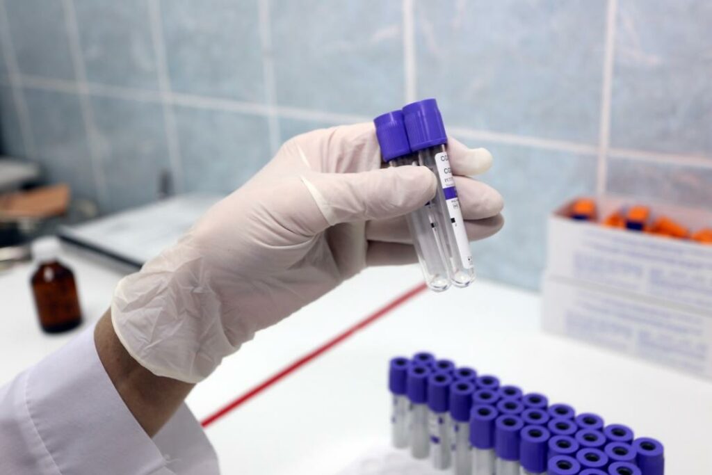 Казахстанцам предложили сделать выбор между двумя вакцинами