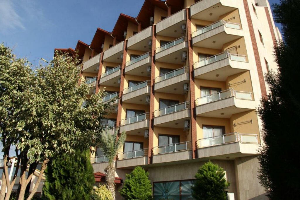 В турецких курортных городах выставляют на продажу отели