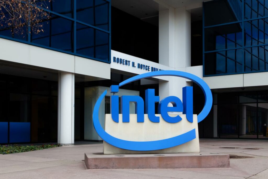 Чистая прибыль Intel упала на 40% в годовом выражении