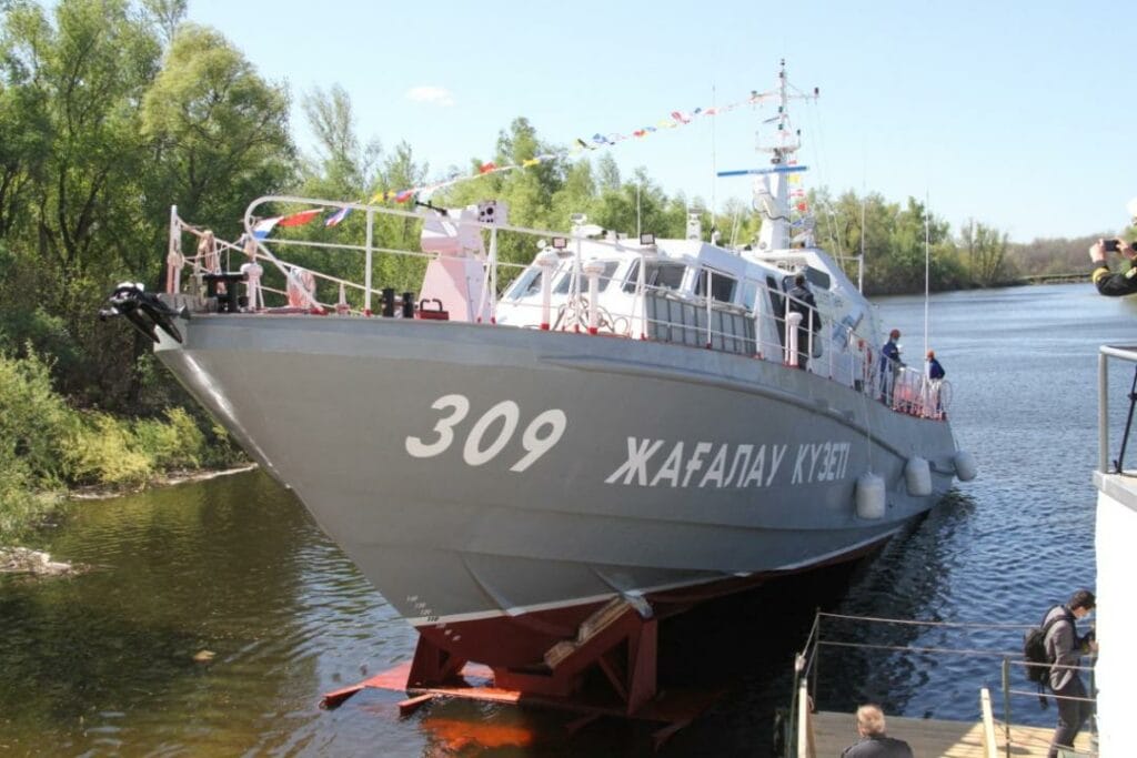 Военный корабль спустили на воду в Уральске