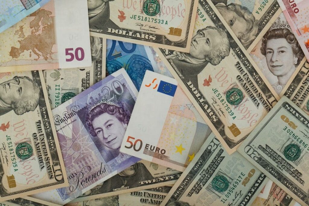 Нацбанк установил курсы валют к тенге на 12 мая