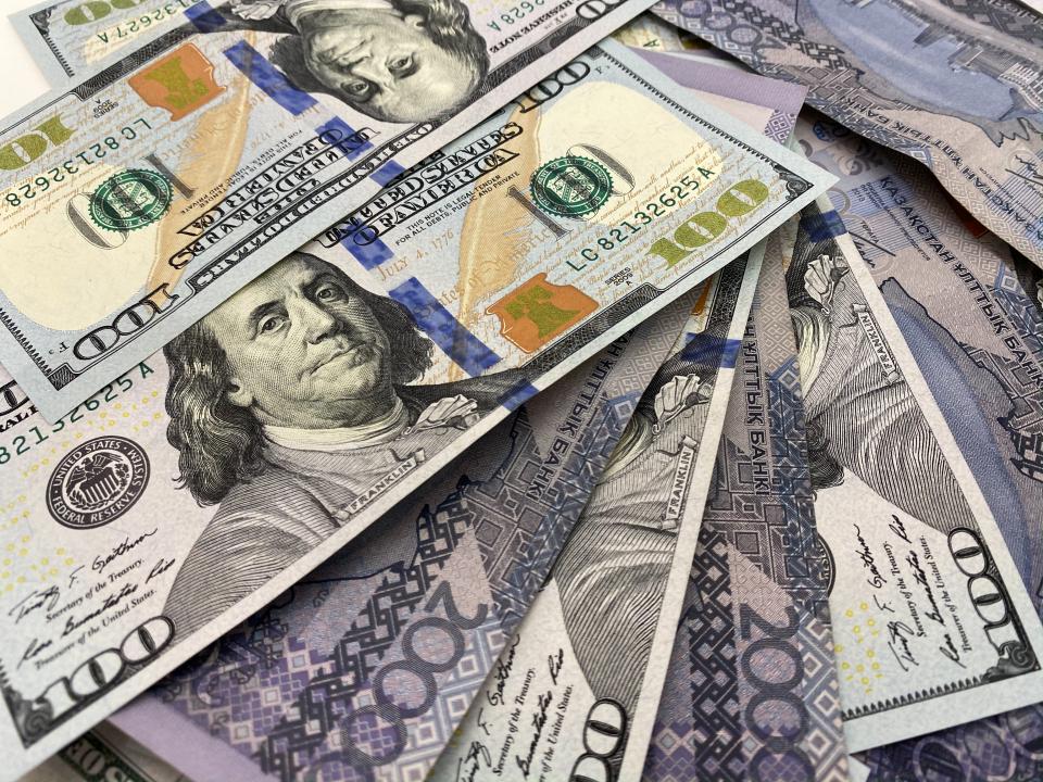 Продажа валюты из Нацфонда в апреле составила почти $800 млн