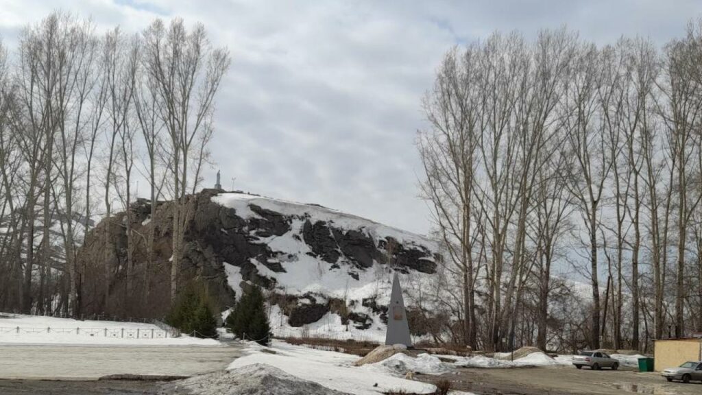 Шығыста елеусіз жатқан шағын қала