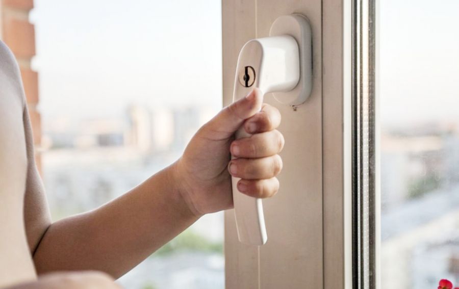 Гонконгта екі жасар бала оныншы қабаттан құлап аман қалды