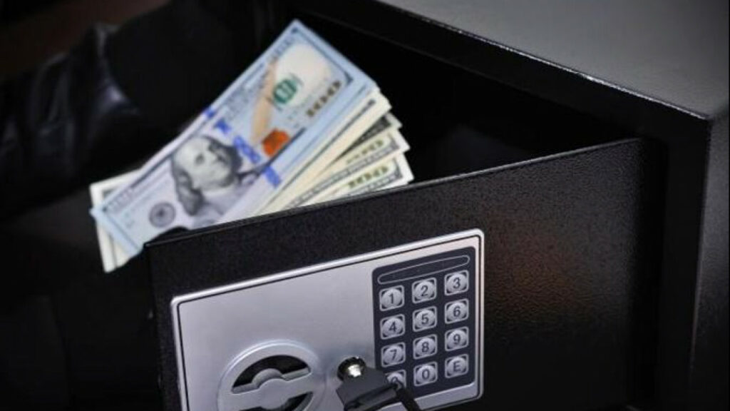 ШҚО-да екі адам 10 млн теңге сақталған сейфті көтеріп кетті