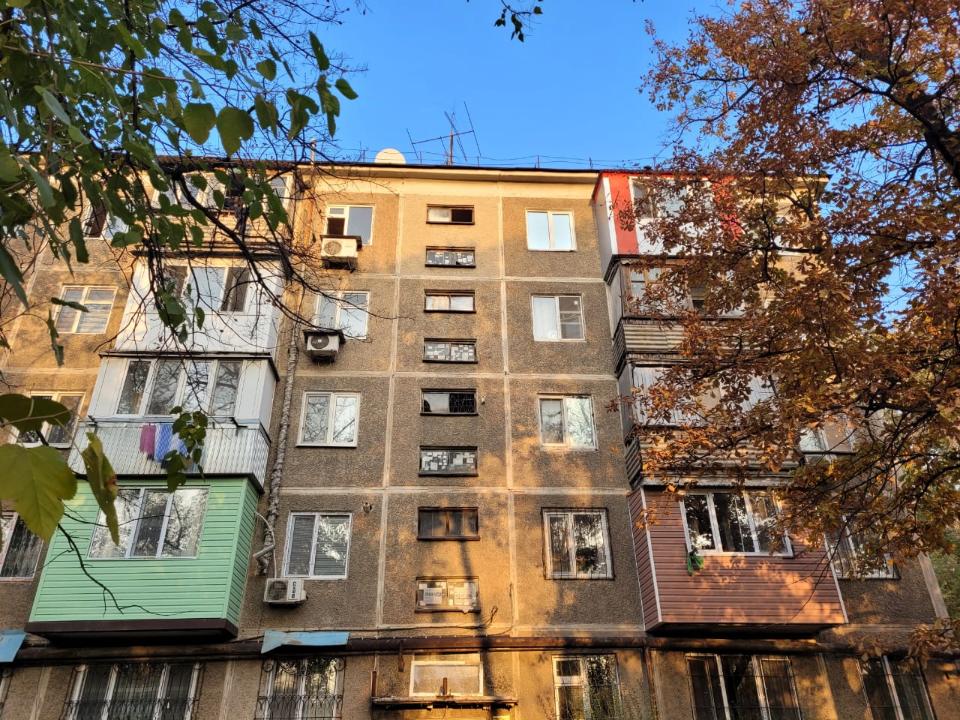 Шымкентте 4 жасар бала төртінші қабаттан құлап кетті