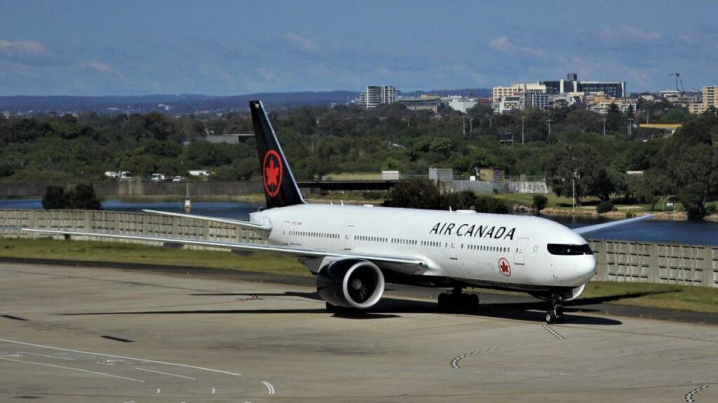 Air Canada 800-ден астам қызметкерін екпеден бас тартқаны үшін жұмыстан шеттетті