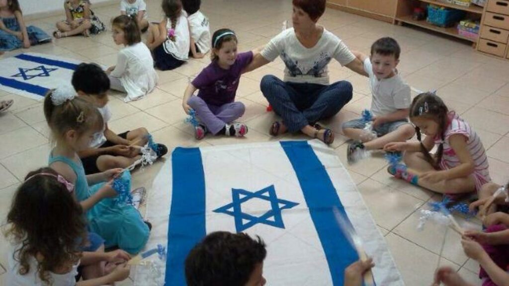 Израильде бес жасар балаларды індетке қарсы егуді бастады