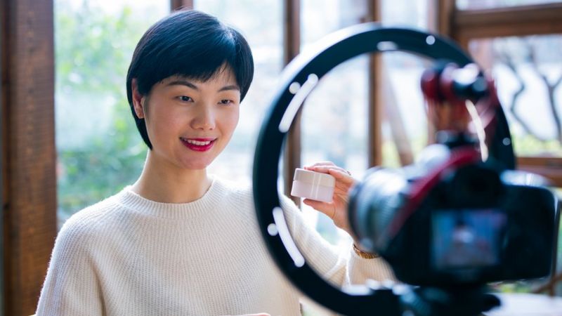 Қытайда атақты адамдарға әлеуметтік желіде өз байлығымен мақтануға тыйым салынды