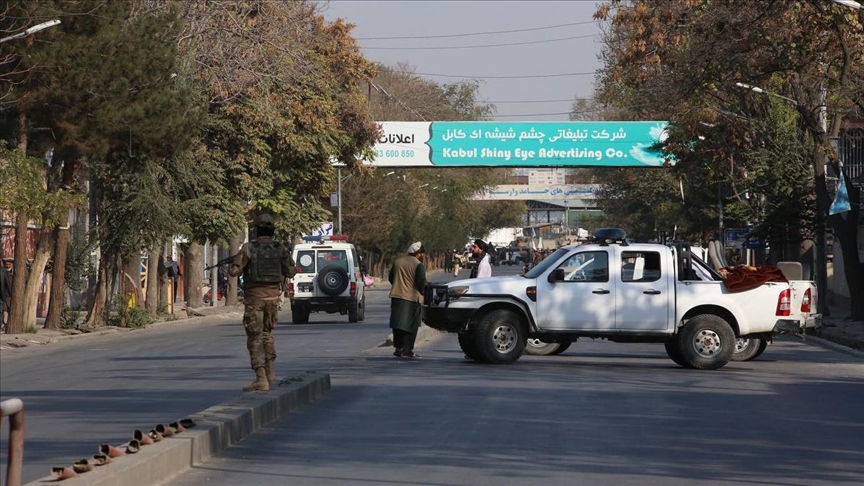 Кабулда тәліптер жарнама плакаттарындағы әйелдердің бетін сызып тастап жатыр