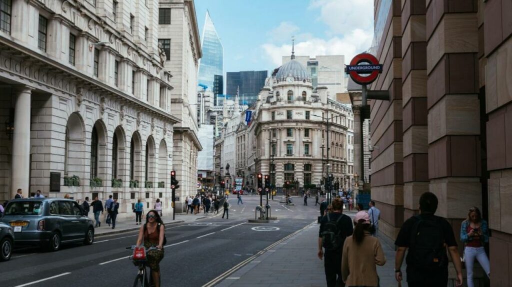 Ұлыбритания COVID-19 сақтық шараларын алып тастайды