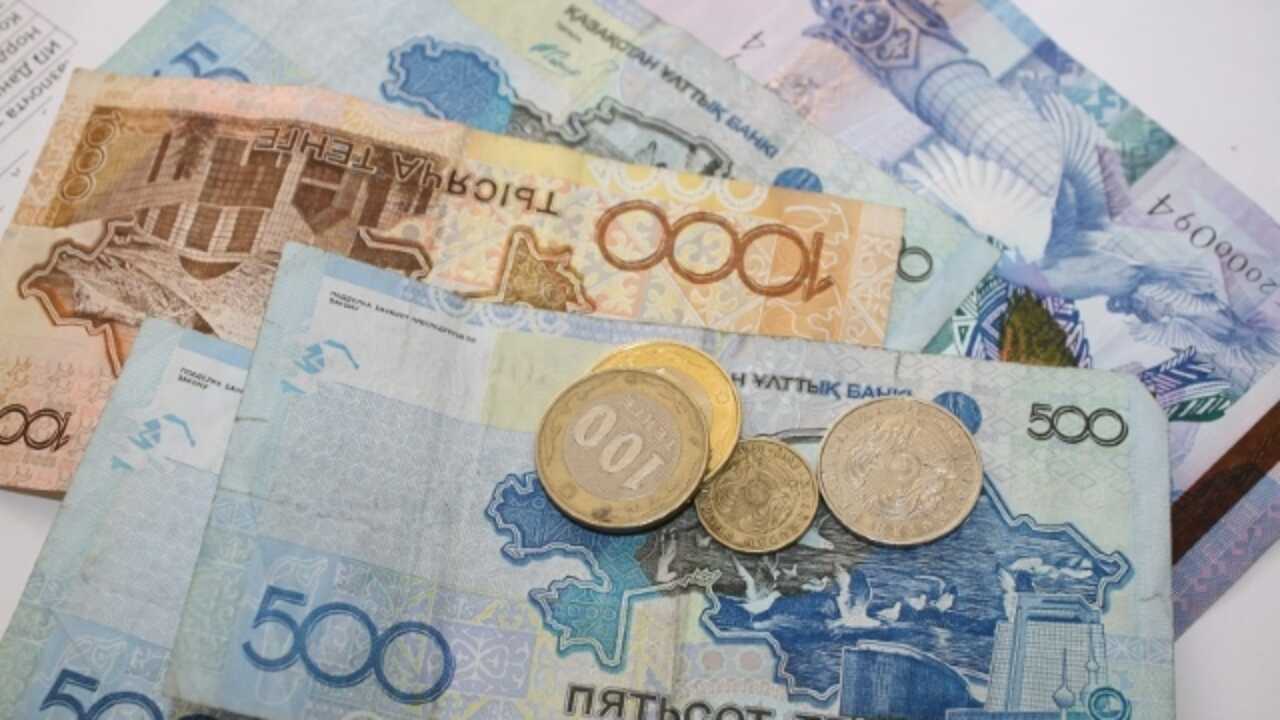 Порно кездесті және жыныстық қатынасқа түсті Әдемі аққұбамен порно