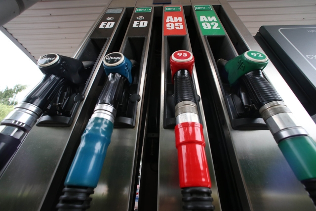 В Астане вновь продают бензин по талонам