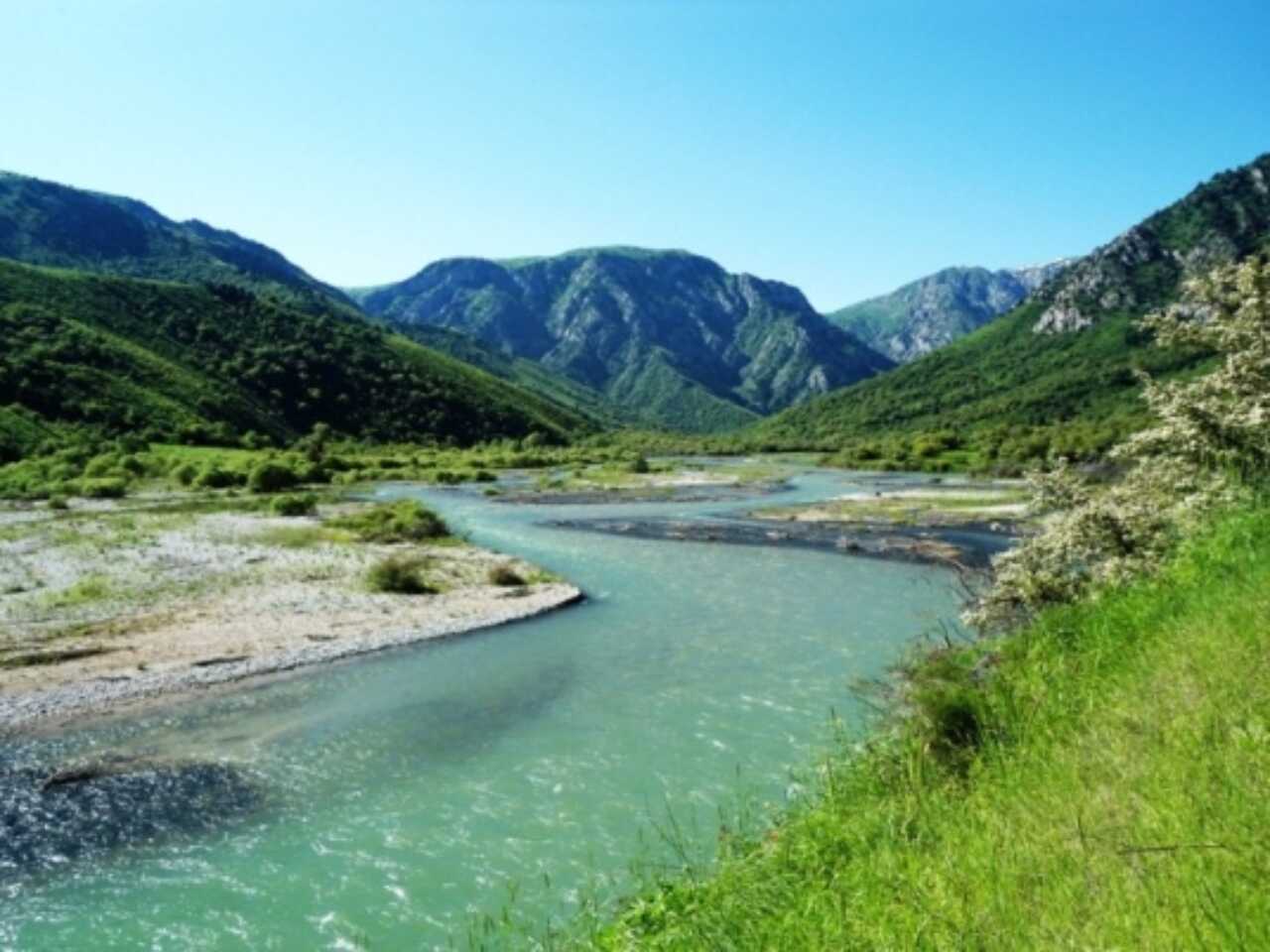 Қызды құшақтап тұрған жігіттің сексуалды фотосы