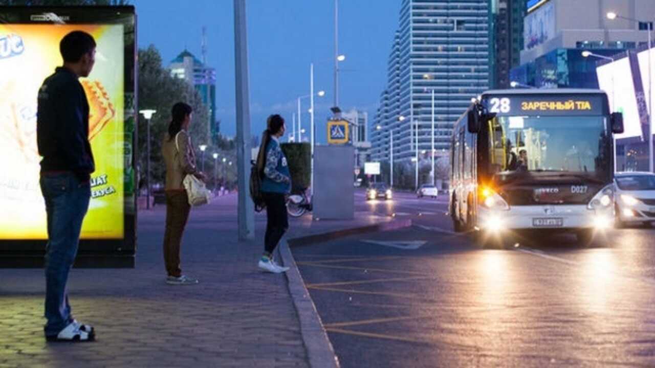 Автобуста кәмелетке толған әйелдерді қолмен ұстайды. Автобуста кәмелетке толған әйелдерді қолмен ұстайды.