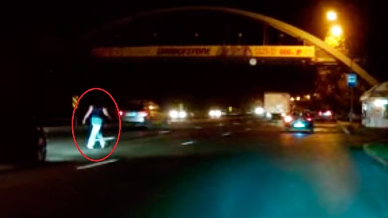 В Алматы женщина прыгнула с моста развязки на дорогу