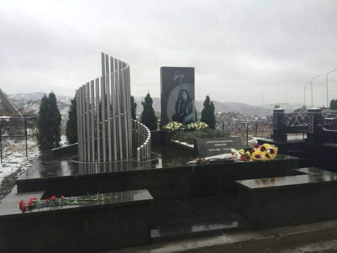 В Алматы открыли памятник Батырхану Шукенову