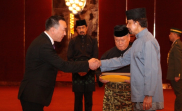 Посол РК вручил верительные грамоты Султану Брунея