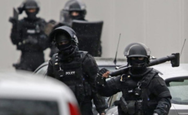 На севере Франции боевики захватили заложников