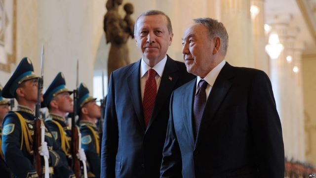 Казахстан – между молотом и наковальней?