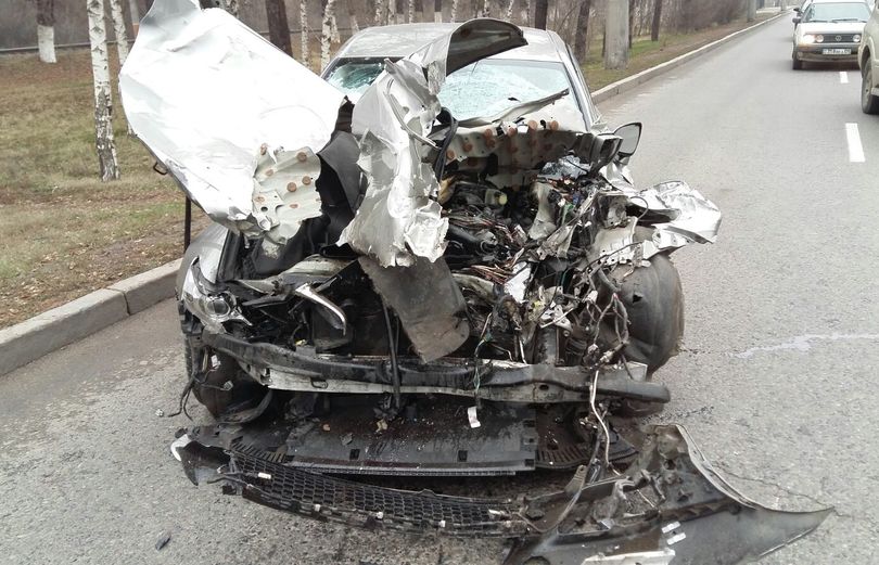 Lexus разбился вдребезги после столкновения с грузовиком в Алматы