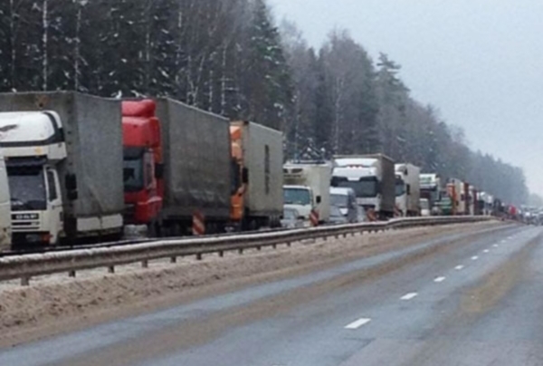 Грузовые автомашины, едущие в Казахстан с турецкими товарами, застряли на границе России