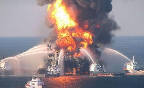 В Каспийском море горит нефтяное месторождение «Гюнешли»
