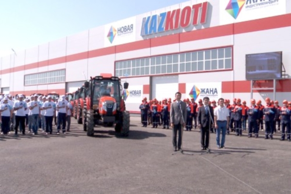 Тракторный завод в ЮКО выпустил 40 тракторов