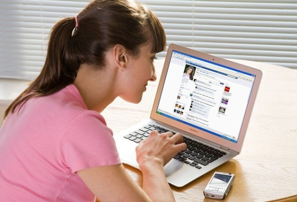 Facebook очень вреден для женщин — ученые