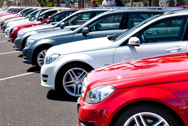 Продажи новых автомобилей достигли минимума с 2013 года