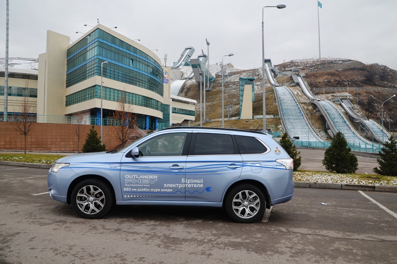 Тест-драйв kursiv.kz. Mitsubishi Outlander PHEV: когда содержание важнее формы