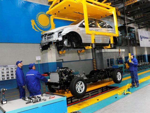 Продажи автомобилей упали на 40% в 2015 году