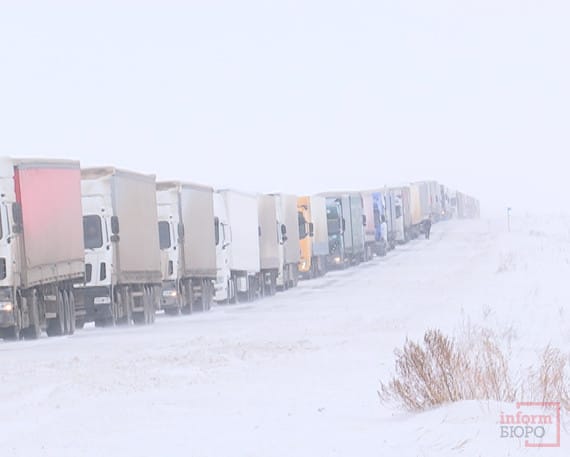 Более 70 фур застряли на границе с Россией в ЗКО