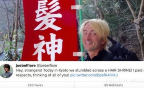 Вице-президент Microsoft пользуется гаджетом конкурента