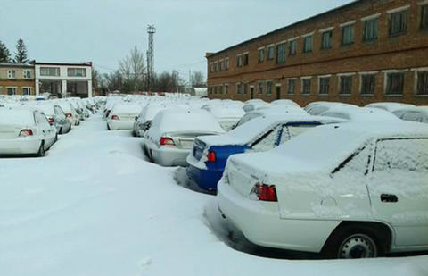 Сотни новых автомобилей гниют в Уральске