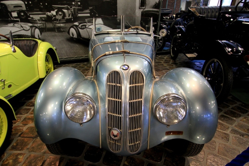 Mercedes поздравил BMW со столетним юбилеем