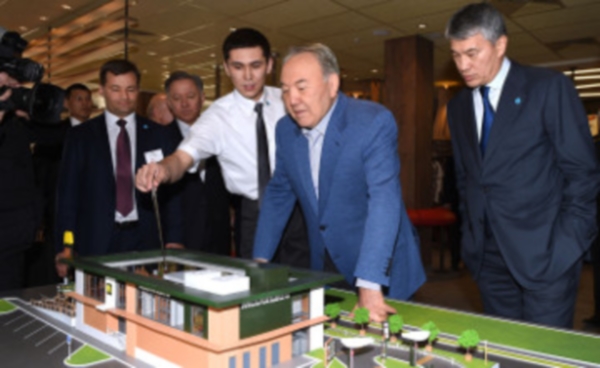 Нурсултан Назарбаев посетил ресторан быстрого питания «Макдоналдс» в РК